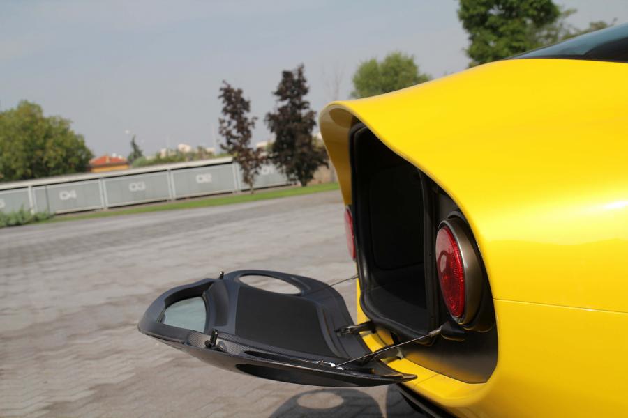 Детали экстерьера Alfa Romeo TZ3 Stradale (03) 2012 года  (фото 22 из 31)